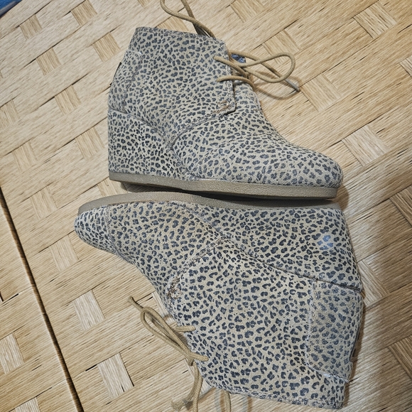 TOMS leopard pattern print sueded leather wedges Ankle size 5 - Picture 12 of 12